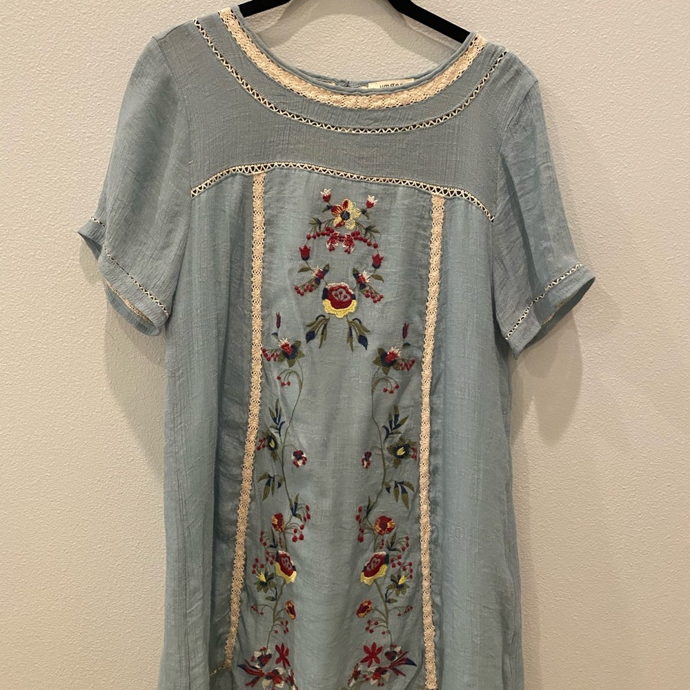 Umgee. Size M. Blue dress with embroidered floral print.